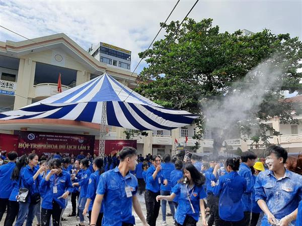 Hình ảnh có thể có: 2 người, mọi người đang đứng, mọi người trên sân khấu, bầu trời, đám đông và ngoài trời